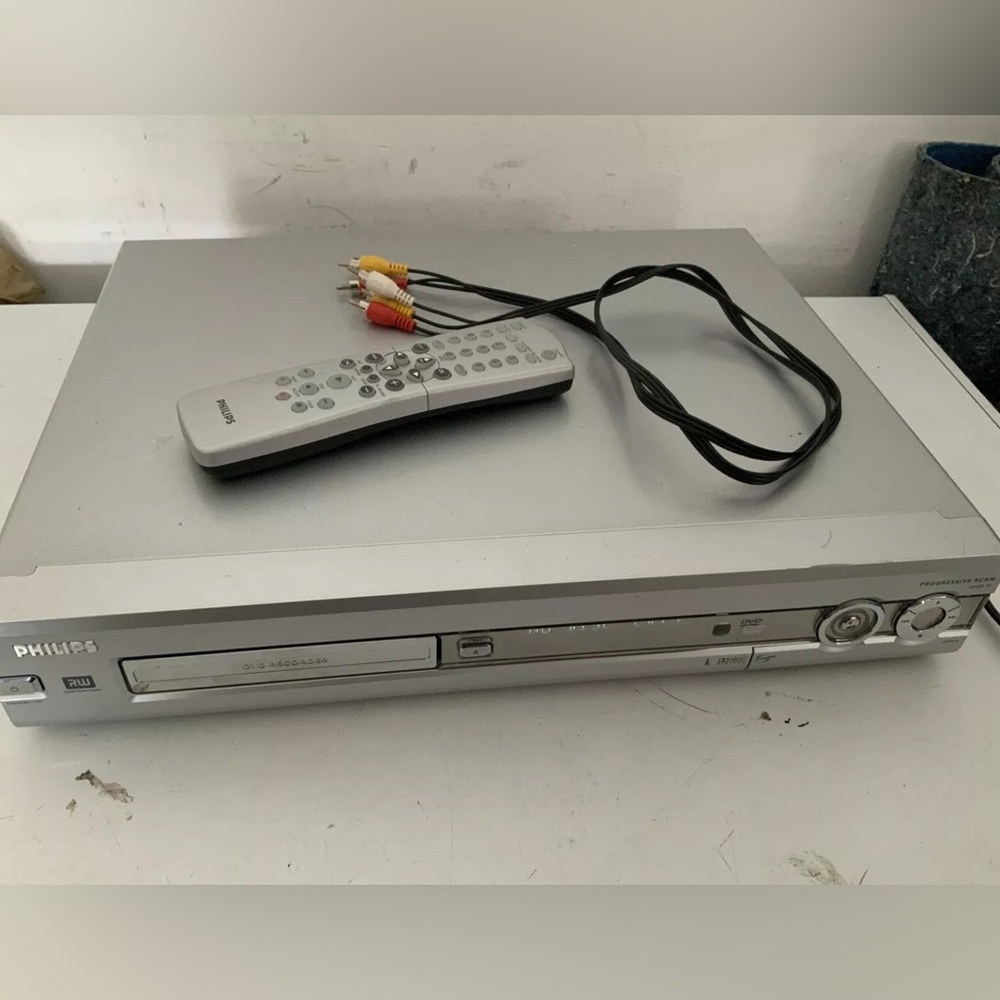 Philips DVD Recorder Player Burner with Connection Cables and remote. DVDR75.